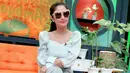 Saat menjadi pembawa acara televisi, penampilan wanita 35 tahun ini memang kerap curi perhatian. Kacamata dengan frame cukup lebar ini juga tak lepas dari sorotan. Pasalnya, kacamata yang digunakan memiliki detail yang begitu cantik. (Liputan6.com/IG/@dewiperssikreal.new)