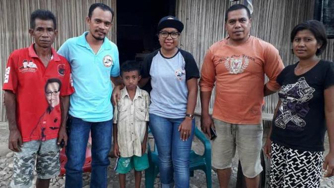 Koordinator Gerakan Seribu saat berkunjung ke kediaman Constantino Soares. (Foto: Liputan6.com/Amar Ola Keda)