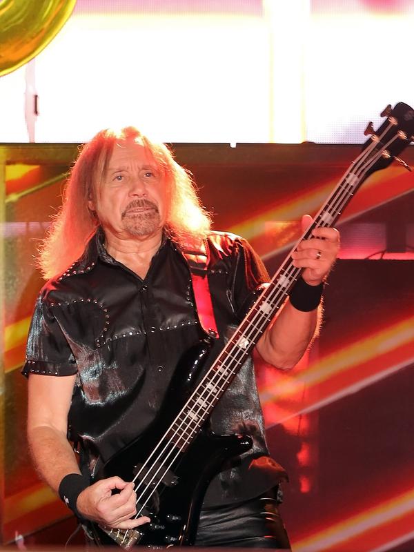 Basis Judas Priest Ian Hill beraksi di atas panggung selama konser perdana di Allianz Eco Park Ancol, Jakarta Utara, Jumat (7/12). Konser bertajuk 