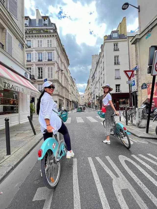 11 Potret Luna Maya Liburan di Amsterdam dan Paris, Tetap Memesona dengan Outfit Casual