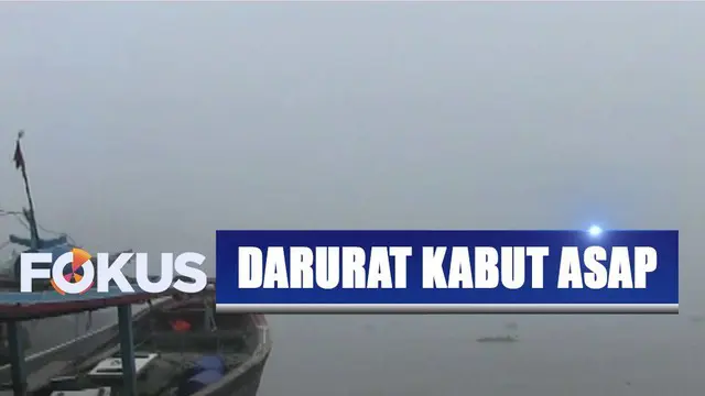 Aktivitas nelayan terganggu akibat kabut asap kembali menutupi Sungai Musi, Palembang, Sumatra Selatan.