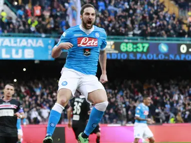 Pemain Napoli, Gonzalo Higuain  merayakan gol yang dicetaknya ke gawang Carpi pada lanjutan Seria A Pekan ke-24. (AFP/Carlo Hermann)