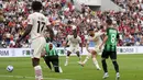 Pemain AC Milan Olivier Giroud (kedua dari kanan) mencetak gol ke gawang Sassuolo pada pertandingan sepak bola Liga Italia di Stadion Mapei Reggio Emilia, Italia, 22 Mei 2022. AC Milan juara Liga Italia usai mengalahkan Sassuolo dengan skor 3-0. (AP Photo/Antonio Calanni)