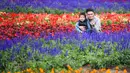 Sejumlah wisatawan berpose untuk difoto di antara bunga-bunga di Taman Hutan Nasional Shimen, Guangzhou, Provinsi Guangdong, China, 26 Desember 2020. (Xinhua/Deng Hua)