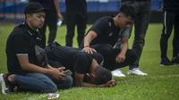 Suasana mengharukan menyelimuti saat mereka berada ditengah lapangan. Mereka tidak dapat menyembunyikan rasa sedih hingga tangisan kembali pecah. (AFP/Juni Kriswanto)