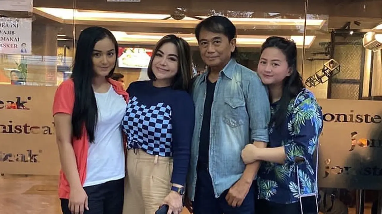 Juwita Bahar, Anisa Bahar, Memo Sanjaya, Jelita Bahar (https://www.instagram.com/p/BL16Q0tFe2x/)