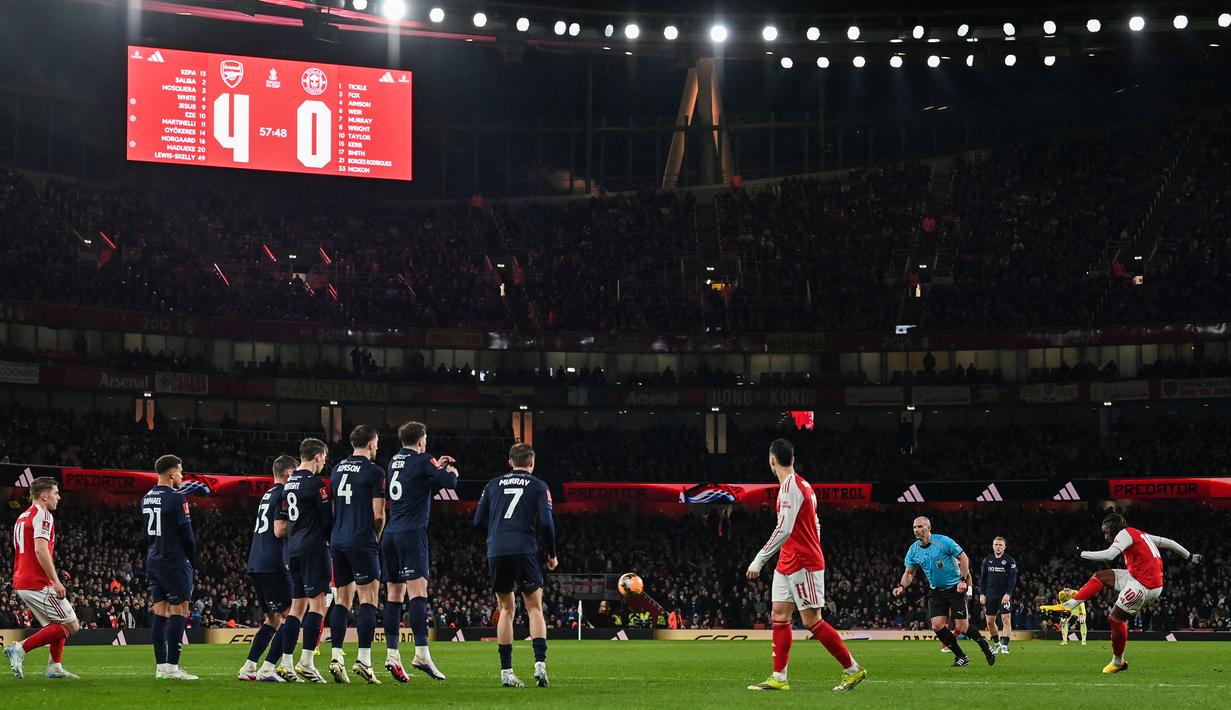 Sementara pada babak kedua, Arsenal tak mampu menambah pesta gol mereka. Laga berakhir dengan kemenangan 4-0 untuk skuad asuhan Mikel Arteta. (AFP/Glyn Kirk)