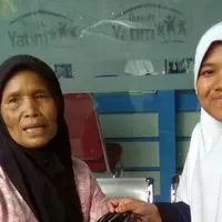 Demi mendapatkan beras 3 liter, ibu ini rela berjalan belasan kilo meter sambil jajakan dagangannya. | Sumber Foto: kbknews.id/Nenden Nurhami