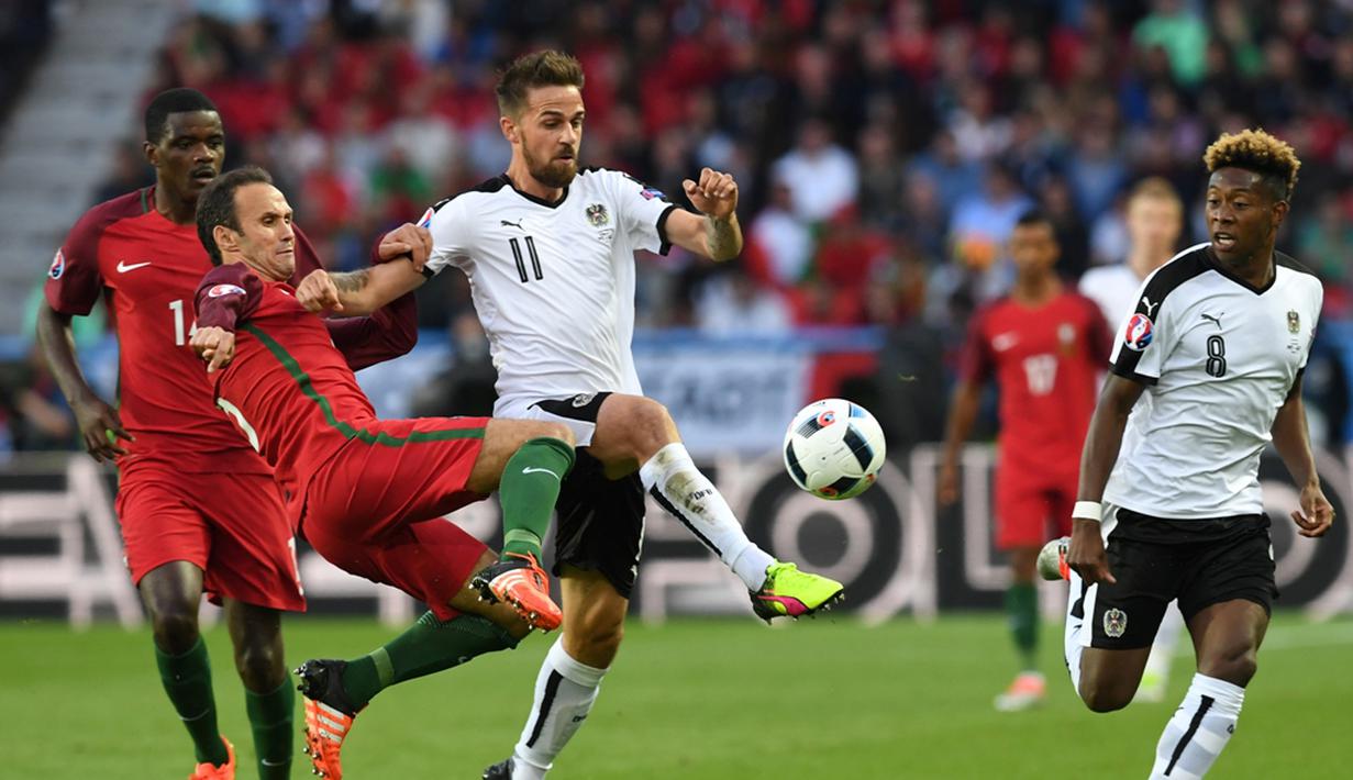 Bek Portugal, Ricardo Carvalho, berusaha menghentikan laju pemain Austria, Martin Harnik, pada laga kedua Grup F Piala Eropa 2016 di Parc des Princes, Minggu (19/6/2016) dini hari WIB. (AFP/Francisco Leong)