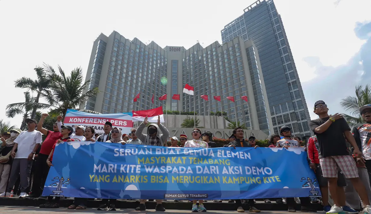 Sejumlah warga melakukan deklarasi damai Tanah Abang Memanggil untuk Jaga Jakarta di kawasan Bundaran Hotel Indonesia, Jakarta, Senin (1/9/2025). (merdeka.com/Arie Basuki)