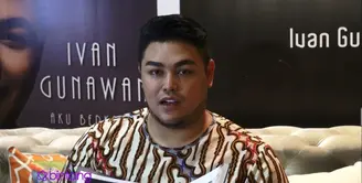 Ivan Gunawan mengungkapkan perasaan sayangnya kepada Ayu Ting Ting lewat buku pertamanya yang berjudul Aku Berkarya dengan Cinta. Meskipun ia sangat tulus sayang kepada Ayu, Ivan pun tidak memaksakan perasannya kepada Ayu Ting Ting.