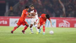 Pemain PSM Makassar, Yakob Sayuri (tengah) berebut bola dengan dua pemain Persija Jakarta, Firza Andika (kiri) dan Witan Sulaeman pada laga pekan pertama BRI Liga 1 2023/2024 antara Persija Jakarta menghadapi PSM Makassar di Stadion Utama Gelora Bung Karno (SUGBK), Senayan, Jakarta, Senin (3/7/2023). (Bola.com/M Iqbal Ichsan)