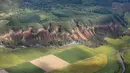 Pemandangan tanah longsor setelah gempa mengguncang Kota Atsuma, Prefektur Hokkaido, Jepang, Kamis (6/9). Gempa Magnitudo 6,6 mengguncang Hokkaido pada Kamis pagi. (Kyodo News via AP)