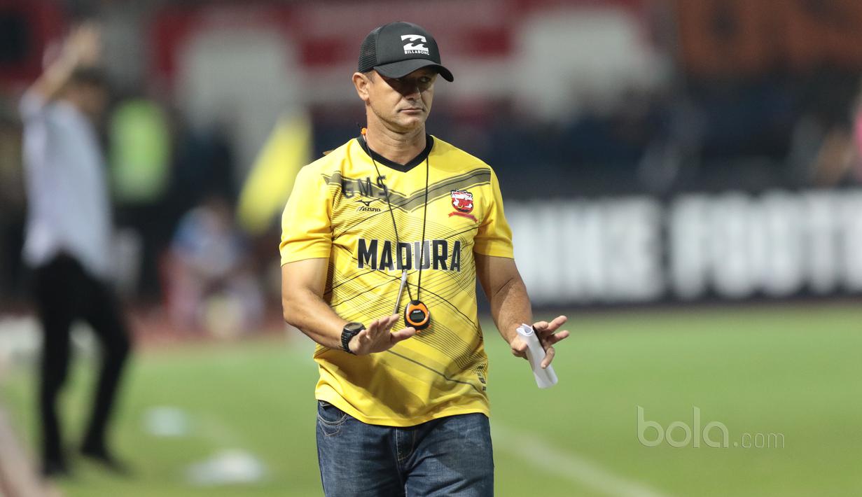 Gomes de Oliveira saat ini menduduki posisi kedua puncak klasemen sementara Liga 1 2017 dengan 22 poin, poin tersebut merupakan hasil dari enam kali menang, emapt kali imbang dan satu kali kalah. (Bola.com/Nicklas Hanoatubun)