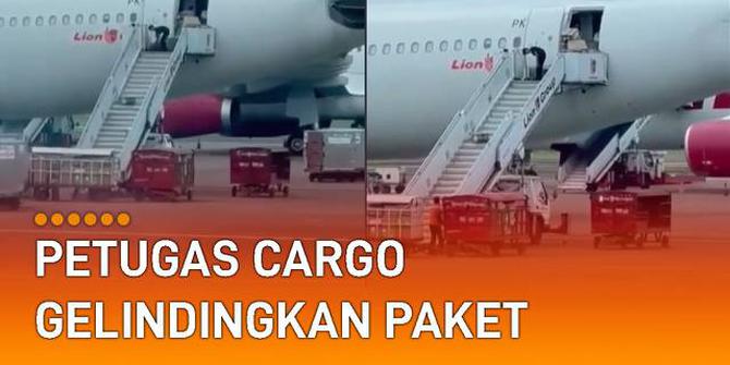 VIDEO: Viral Petugas Cargo Gelindingkan Paket di Tangga Pesawat