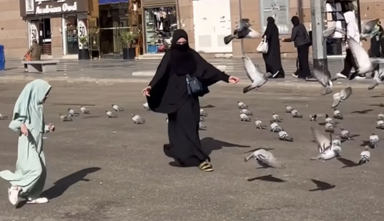 Libur sekolah kedua anaknya, Nycta Gina mengajak anak-anaknya Umrah. Nycta tampil serba hitam dari abaya, kerudung, hingga cadarnya. [@missnyctagina]