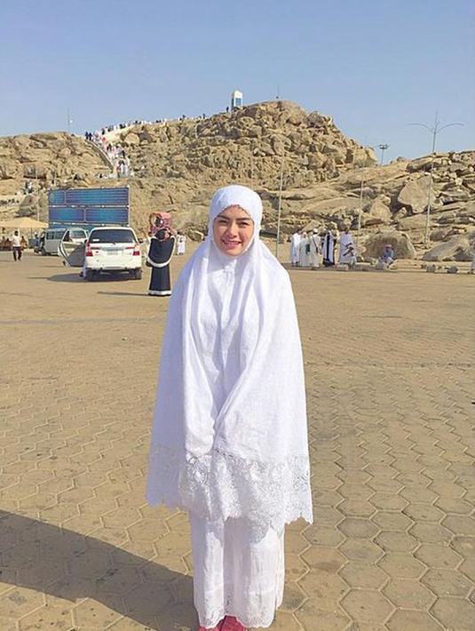 Selama umroh, Nikita Mirzani memilih tampil berhijab dan menanggalkan make up sehingga tampil sederhana. (instagram.com/nikitamirzanimawardi)