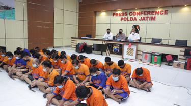 Para tersangka kasus perjudian diamankan di Polda Jatim. (Dian Kurniawan/Liputan6.com).