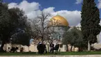 Para pria Palestina duduk di dekat Kubah Batu, kompleks Masjid al-Aqsa, Yerusalem menjelang waktu berbuka puasa selama bulan suci Ramadan 1447 Hijriah pada Rabu 25 Februari 2026. Kubah Shakhrah atau Dome of the Rock atau Qubbat as-Sakhrah merupakan ikon di kompleks Masjid Al Aqsa. (AHMAD GHARABLI/AFP)