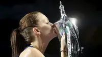 Petenis putri Polandia, Agnieszka Radwanska, mencium trofi WTA Finals setelah mengalahkan Petra Kvitova dari Republik Ceska dalam final di Singapore Indoor Stadium, Minggu (1/11/2015). (Reuters/Edgar Su)
