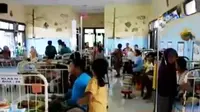 Membludaknya pasien DBD di Sumenep membuat pasien dirawat di lorong rumah sakit hingga Jalan Raya Porong dan jalur rel kereta api dibuka.