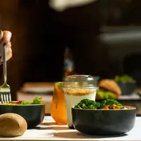 Menjada pola makan sehat dan seimbang dapat menjaga kesehatan kulit. (Foto: Unsplash/Farhad Ibrahimzade)