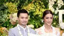 Pasangan serasi ini menunjukkan buku nikah yang menandakan mereka telah resmi menjadi pasangan suami istri. Tak hanya keduanya, keluarga serta para tamu undangan pun turut merasakan kebahagiaan dari pernikahan ini. (Andy Masela/Bintang.com)