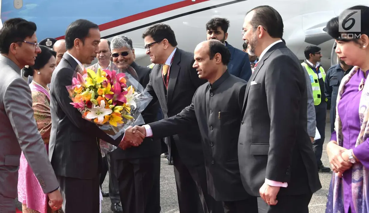 Presiden Joko Widodo bersalaman dengan pejabat India di Pangkalan Udara Palam, New Delhi (25/1).  Dari pangkalan udara, Jokowi dan Ibu Iriana menuju Kediamam Resmi Presiden India menghadiri Jamuan Makan Siang. (Liputan6.com/Pool/Biro Pers Setpres)