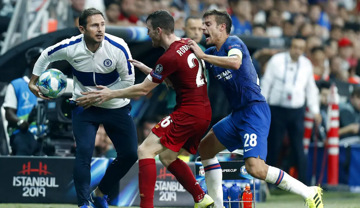 Pelatih Chelsea, Frank Lampard, saat melawan Liverpool pada laga Piala Super Eropa 2019 di Stadion Vodafone Park, Istanbul, Rabu (4/8). Liverpool mengalahkan Chelsea lewat adu penalti dengan skor 5-4. (AP/Emrah Gurel)