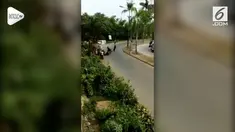 Rekaman aksi pembacokan oleh seorang pemuda berseragam Pramuka di Cikarang Barat beredar di media sosial.