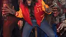 Supermodel senior Heidi Klum mengenakan kostum manusia serigala pada pesta Halloween di New York, Selasa (31/10). Kostum Heidi terinspirasi dari video klip mendiang Michael Jackson yang bertajuk Thriller. (Photo by Evan Agostini/Invision/AP)