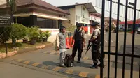 Pengetatan keamanan di Polres Tangerang pascateror bom di Surabaya. (Liputan6.com/Pramita Tristiawati)