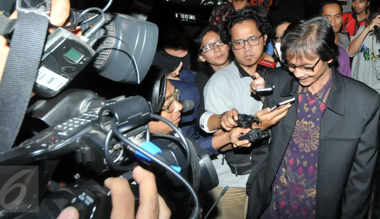 Dirjen EBTKE, Rida Mulyana (kanan) memberikan keteranga pers usai jalani pemeriksaan di Gedung KPK Jakarta,(6/11/15). Rida Mulyana diperiksa sebagai saksi untuk tersangka Dewie Yasin Limpo. (Liputan6.com/Helmi Afandi)