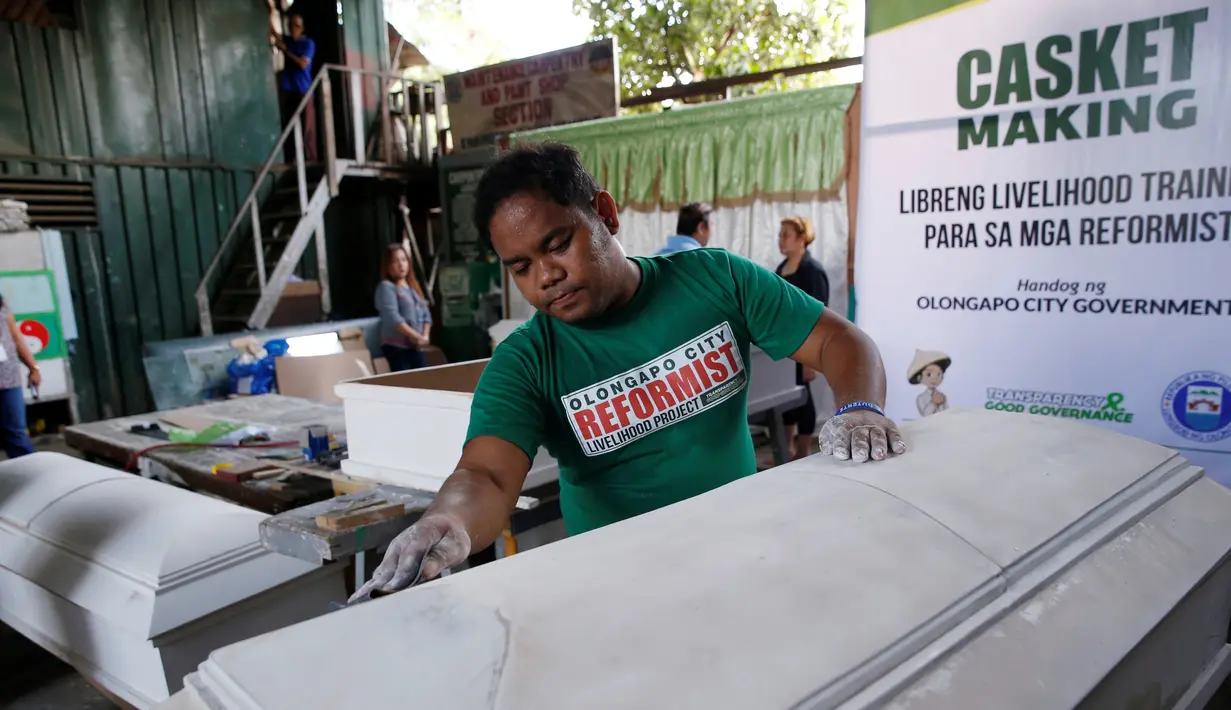 Mantan pengguna narkoba membuat peti mati di kota Olongapo, Filipina utara, (5/10). Langkah tegas Presiden Filipine Rodrigo Duterte membuat ribuan pengguna narkoba menyerahkan diri untuk menjalani rehabilitasi. (REUTERS/Erik De Castro)