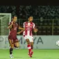 Gelandang bertahan Persis Solo, Taufiq Febriyanto menjauhkan bola dari kejaran penyerang PSM Makassar, Kenzo Nambu dalam laga pekan ke-10 BRI Liga 1 2023/2024 di Stadion Gelora B.J Habibie, Parepare, Sulawesi Selatan, Senin (28/8/2023) malam WIB. (Dok. Persis Solo)h