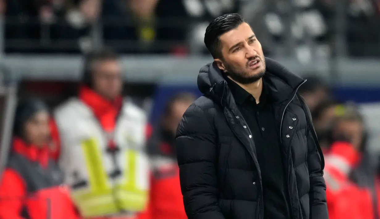 Posisi Nuri Sahin sebagai juru taktik menjadi tidak aman, bisa saja Borussia Dortmund memecat sang legenda di tengah jalan jika tak mampu mengangkat performa anak asuhnya. (AP Photo/Michael Probst)
