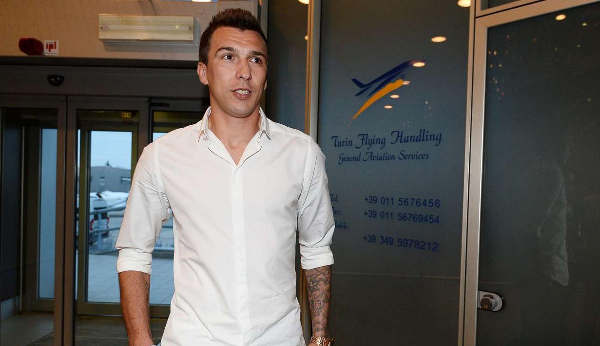 Striker Kroasia, Mario Mandzukic tiba di markas Juventus di Turin untuk menandatangani kontrak dan menjalani tes medis. (Juventus.com)
