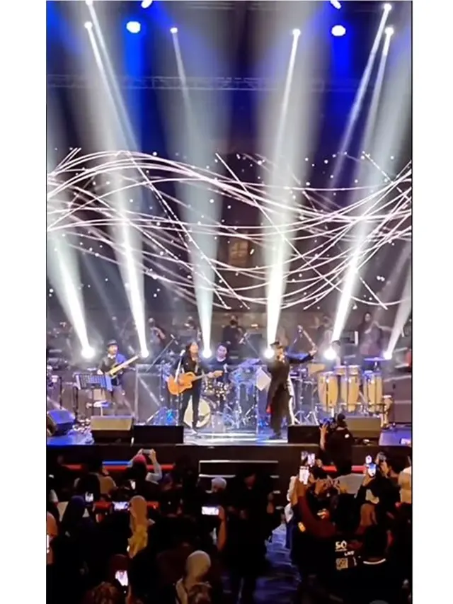 6 Potret Penyanyi Rock Nicky Astria di Konser Bertajuk Semusim, Ajak Nostalgia