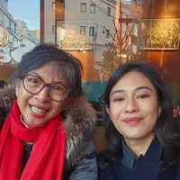 Dian Sastrowardoyo mengunggah potret dirinya bersama sang ibunda. Dian tampil dengan baju hitam sedangkan, ibundanya mengenakan coat hoodie berbulu syal merah. [@therealdisastr]