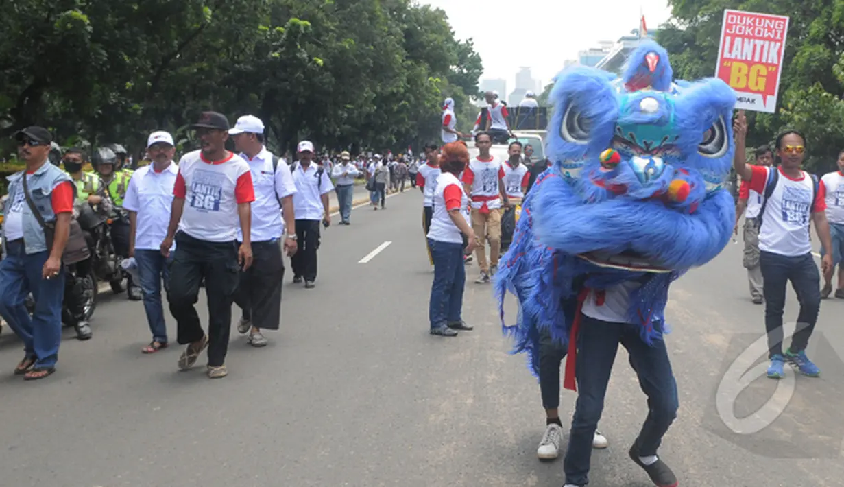 Ratusan massa melakukan aksi mendukung Jokowi untuk melantik Budi Gunawan menjadi Kapolri, Jakarta, Senin (16/2/2015). (Liputan6.com/Herman Zakharia)