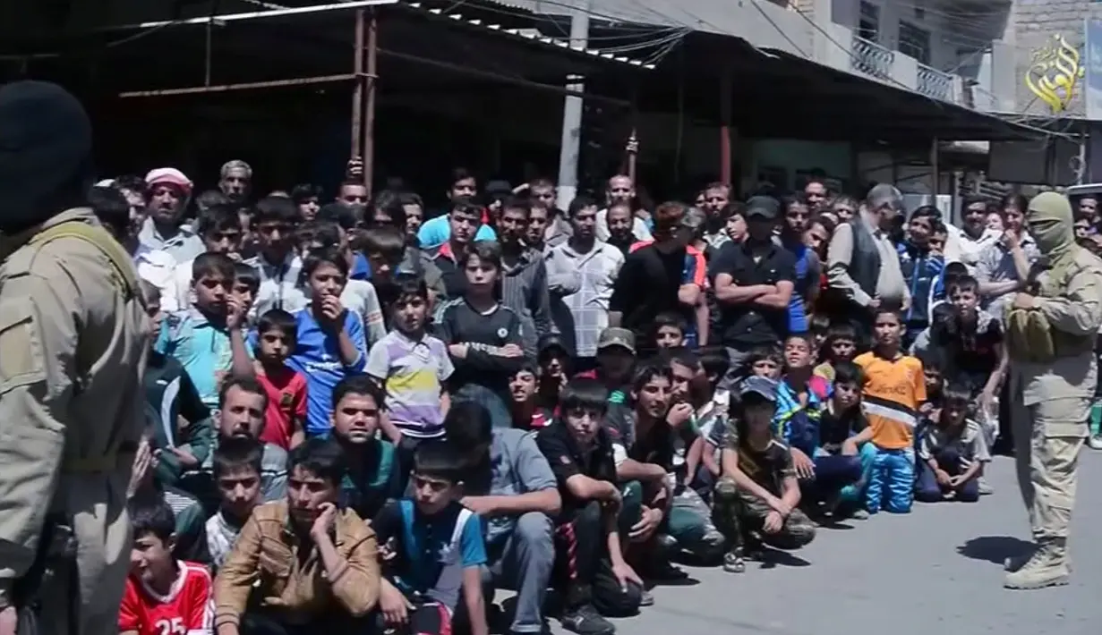 Warga berkumpul untuk menyaksikan eksekusi hukuman potong tangan terhadap seorang pelaku kejahatan di Distrik Al-Karama, Mosul, Irak. Potong tangan merupakan hukum syariah yang diterapkan ISIS. (Handout via Reuters)