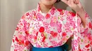 Gayanya makin anggun, termasuk saat mengenakan kimono pink yang cantik.  [Instagram.com/ayutingting92]
