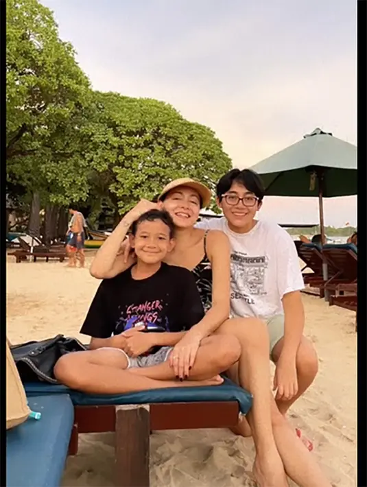 Menikmati liburan bersama kedua buah hatinya. Sekedar informasi, dari pernikahannya dengan Marcellino Lefrandt, Dewi dikaruniai dua orang anak, Marcelle Brinette Renee Lefrandt dan Jarvis Leopold Rezer Lefrandt. [Instagram/rezerdewi]