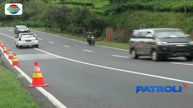 Cegah terjadi kecelakaan, petugas pasang rambu baru dan berlakukan jalur darurat di tanjakan Emen, Subang, Jawa Barat.