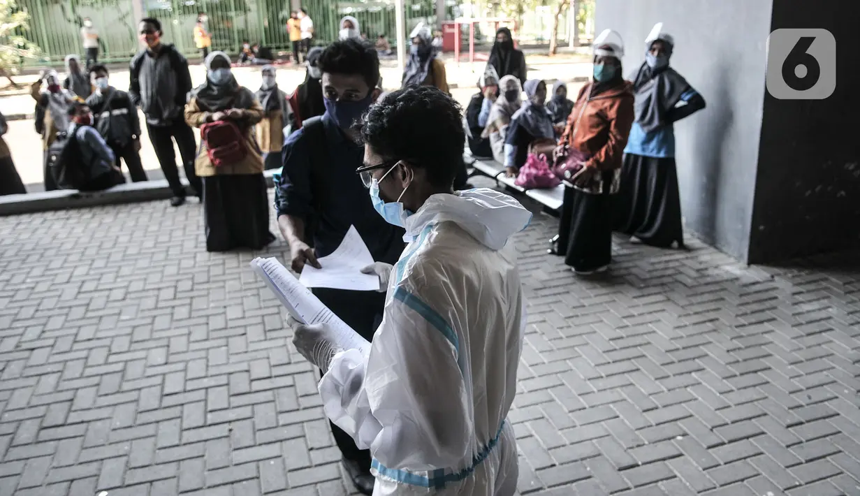 Tim medis saat memanggil warga untuk mengikuti rapid test di Stadion Patriot Candrabhaga, Bekasi, Jawa Barat, Rabu (23/9/2020). Rapid test yang digelar secara gratis oleh Pemkot Bekasi tersebut mampu memeriksa hingga 150 orang tiap harinya guna melacak kasus Covid-19 di Bekasi. (merdeka.com/Iqbal Nu