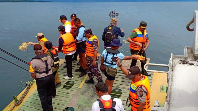 Menko Kemaritiman Luhut Binsar Panjaitan melakukan tabur bunga di Danau Toba (Liputan6.com/Reza Efendi)