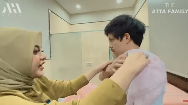Atta Halilitar dibantu Aurel Hermansyah memandikan Ameena. (Foto: YouTube/AH)