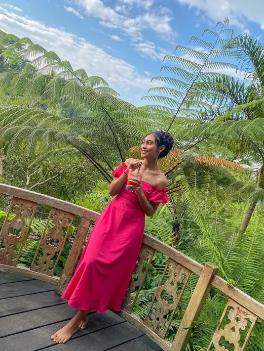 Dress menjadi busana pilihan Novia saat sedang ingin bersantai. Selain simple, dress juga membuatnya nampak tampil modis meskipun sedang bersantai. (Liputan6.com/IG/noviabachmid)