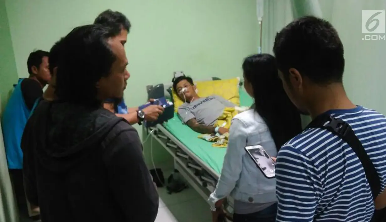 Keluarga dan kerabat menjenguk seorang korban miras oplasan yang mendapat perawatan di rumah sakit di Cicalengka, Jawa Barat (11/4). (Liputan6.com/Pool/Polda Jabar)