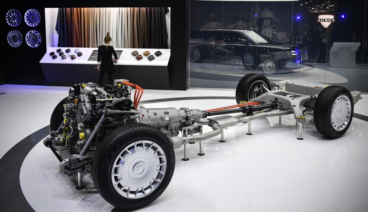 Mesin dan sasis mobil limusin Aurus Senat milik Presiden Rusia Vladimir Putin terlihat saat dipamerkan di Moscow International Motor Show di Moskow (29/8). (AFP Photo/Alexander Nemenov)